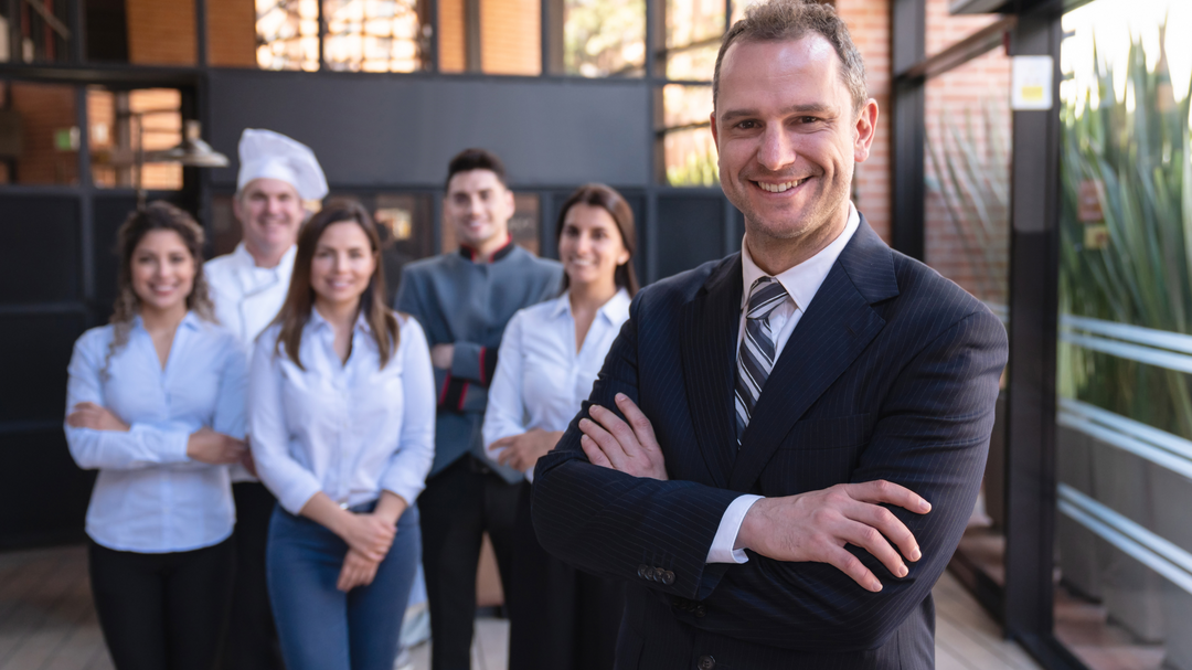 Arbeitskleidung Horeca: Must-Haves für ein professionelles Erscheinungsbild mit Komfort-Faktor