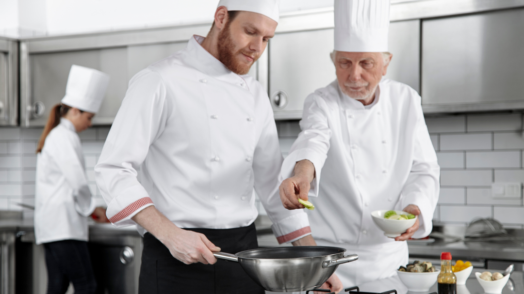 Abbigliamento da cuoco: gli indispensabili dalla testa ai piedi